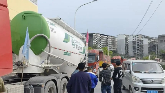 凌宇2021款粉罐車驚艷亮相，場(chǎng)面火爆