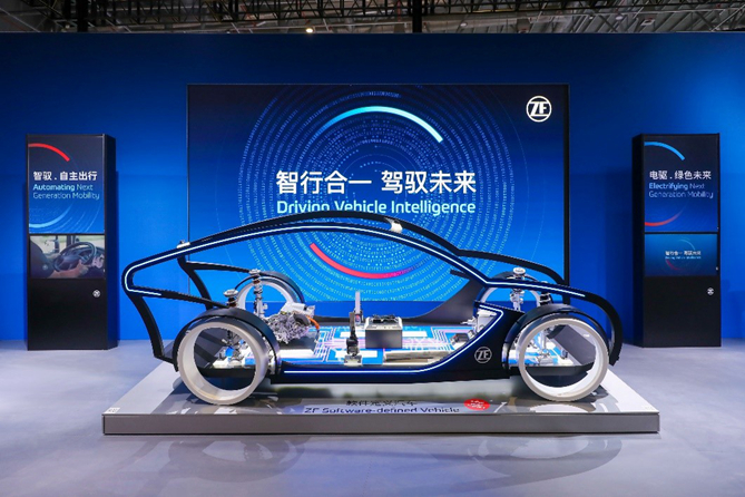 采埃孚在上海車展全球首發(fā)車載超級計算機 “采睿星”（ProAI）