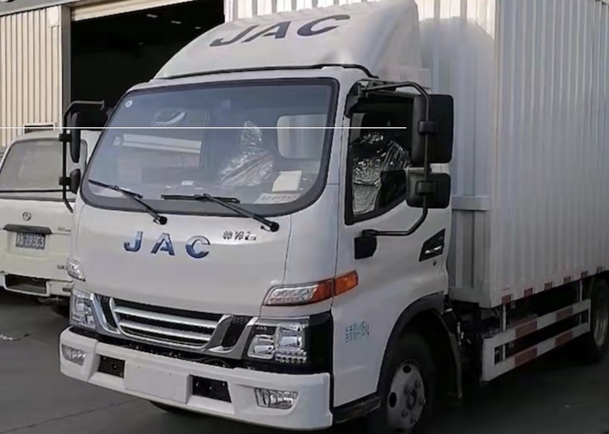 尹老板：買江淮新能源輕卡，無論油價多高，對我都沒有絲毫影響