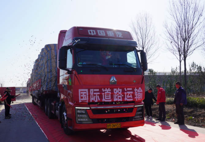 豪沃重卡助力圓鴻物流降本增效，打造跨境運(yùn)力新標(biāo)桿